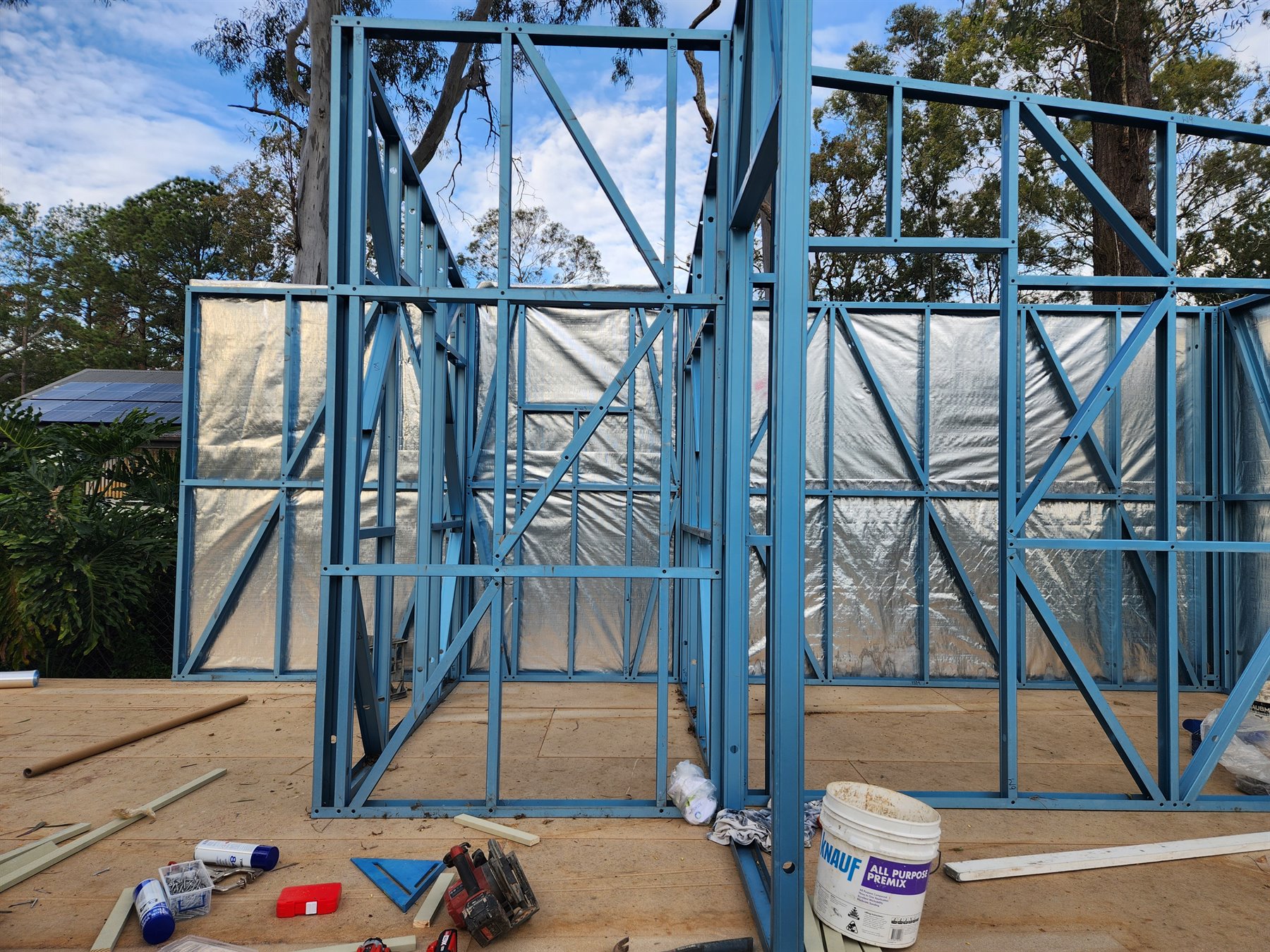 Detailed steel framing at the L-shaped module junction